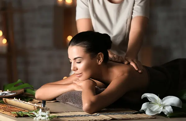 femme souriante se faisant masser le dos