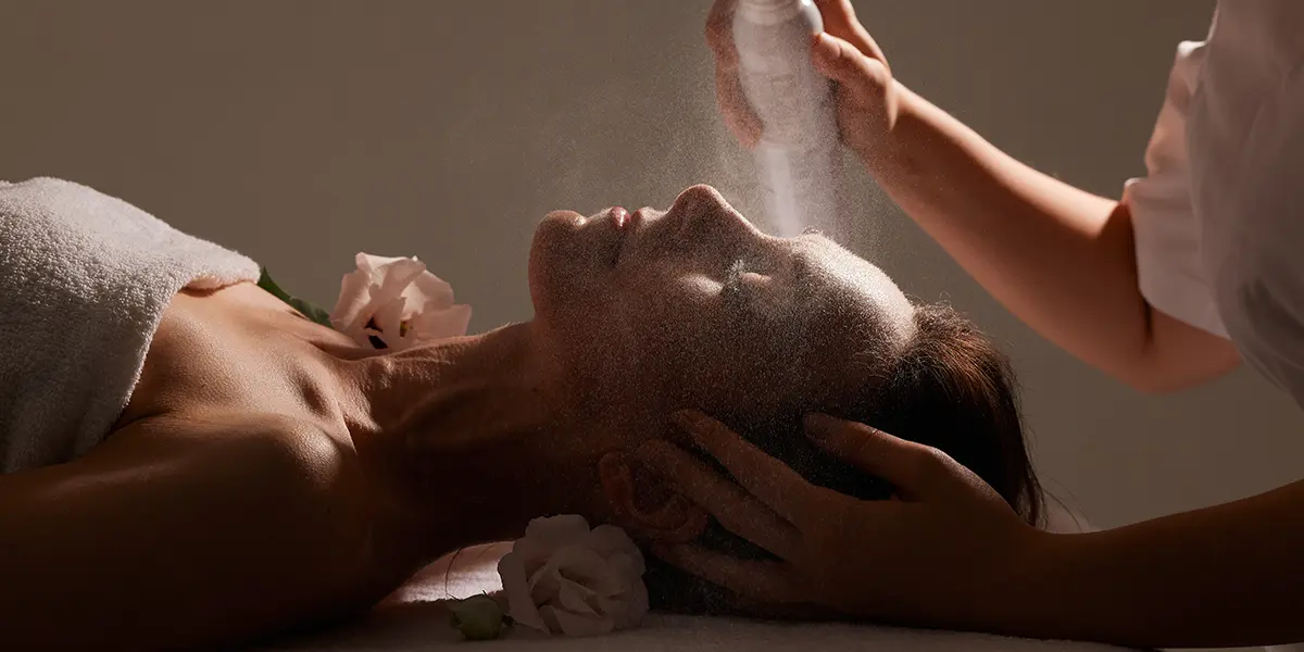 femme allongée profitant d'un soin du visage