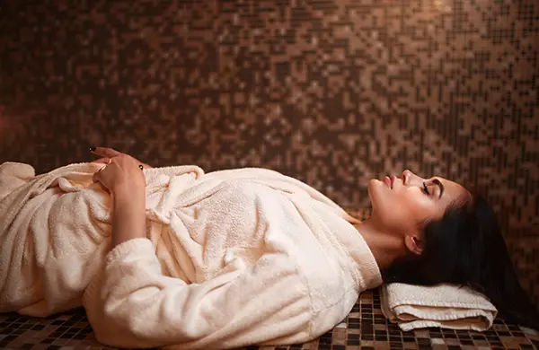 femme allongée dans un hammam