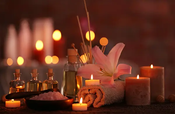 décorations zen avec bougies dans une ambiance tamisée rouge