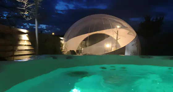 vue chambre bulle depuis le jaccuzi pendant la nuit