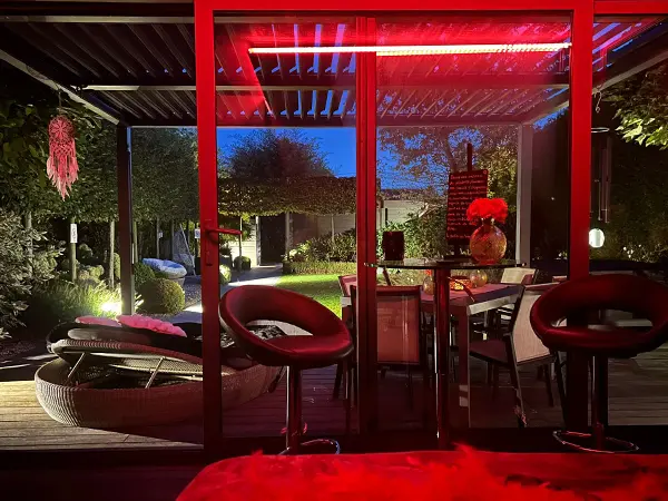Vue de la fenêtre d'une chambre sur le jardin pendant la nuit