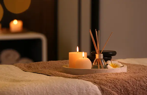 table de massage décorée dans une ambiance zen avec bougies